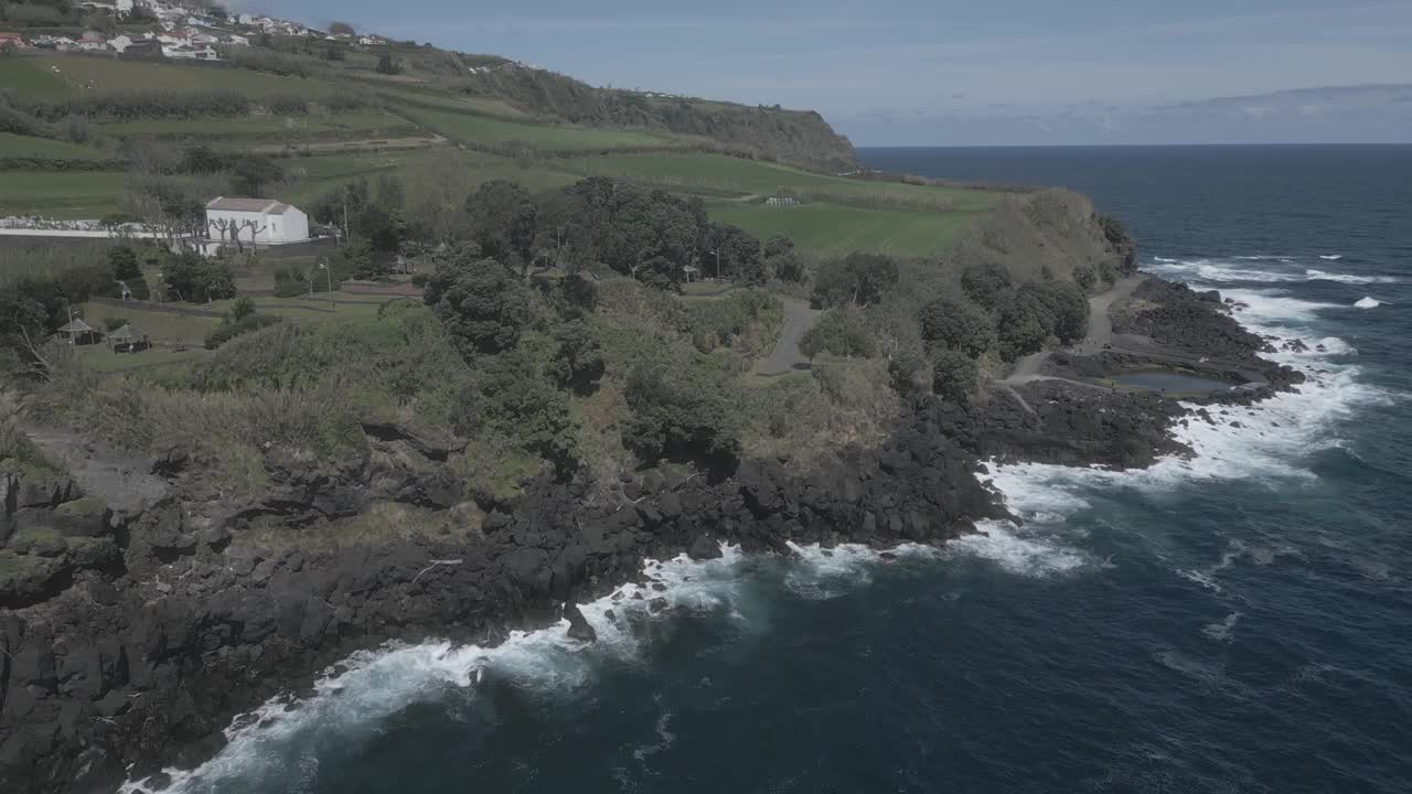 圣安东尼奥的岩石海岸，亚速尔群岛的圣米格尔。空中倾斜上升视频素材