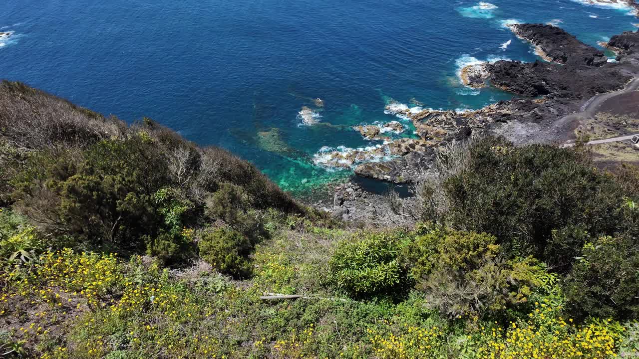 鸟瞰图，葡萄牙若昂邦的蓬塔达费拉里亚展示了崎岖的海岸线和碧绿的海水视频素材