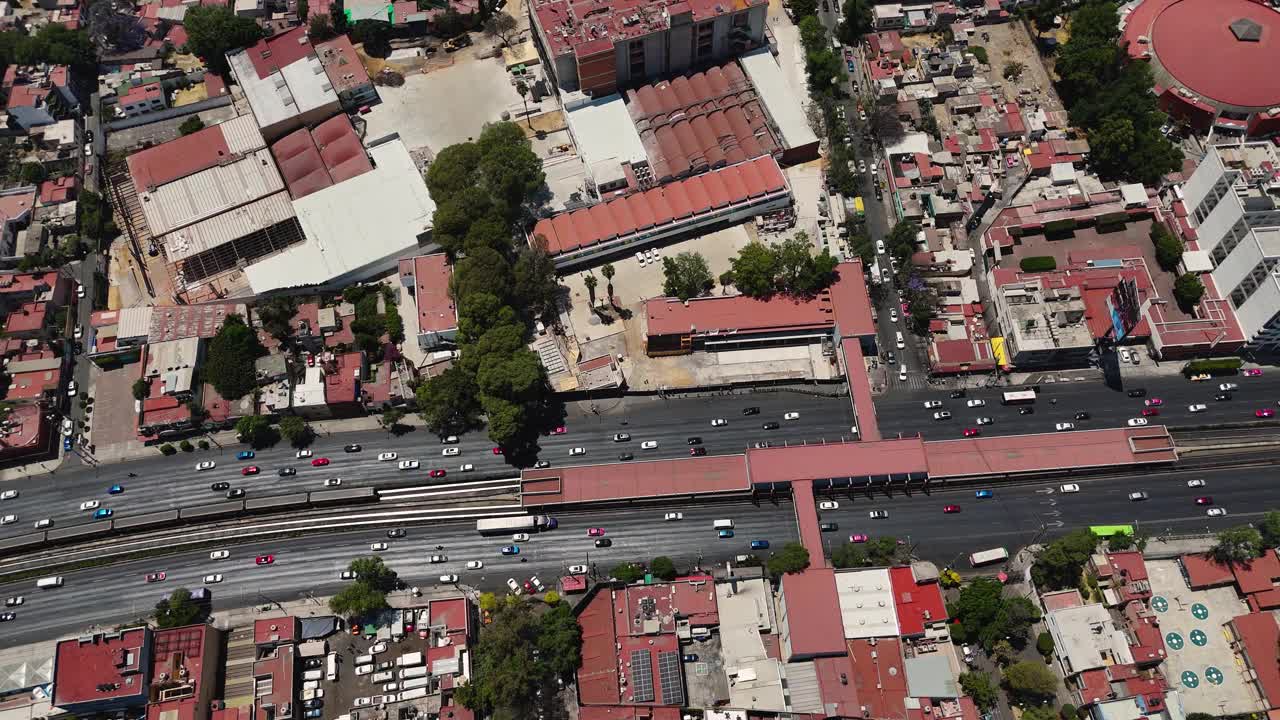 鸟瞰Calzada de Tlalpan，墨西哥城最具活力的大道之一视频素材