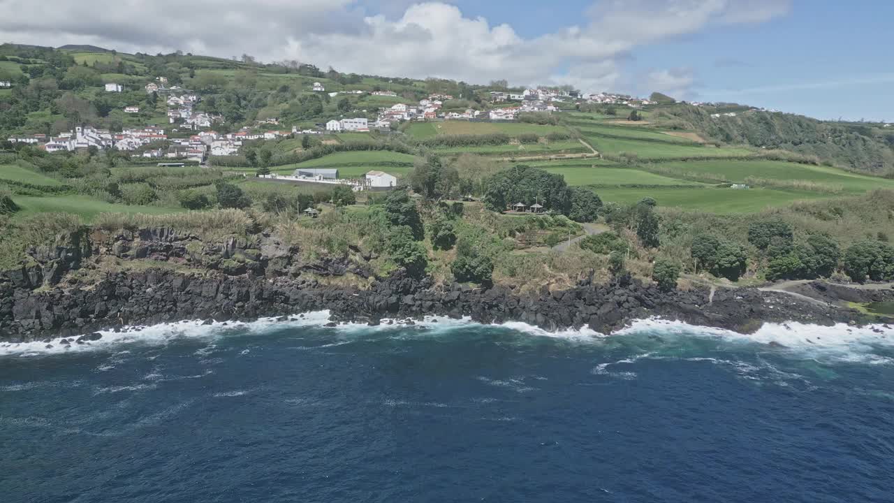 圣安东尼奥沿岸景观，亚速尔群岛圣米格尔。空中向前视频素材