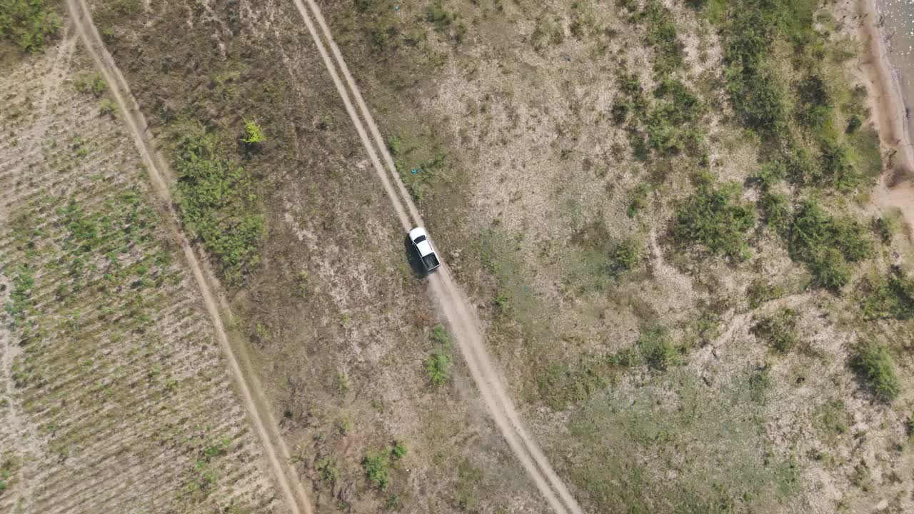 无人机UI无人机镜头鸟瞰风景风景驾驶皮卡在一个荒芜的当地道路视频素材