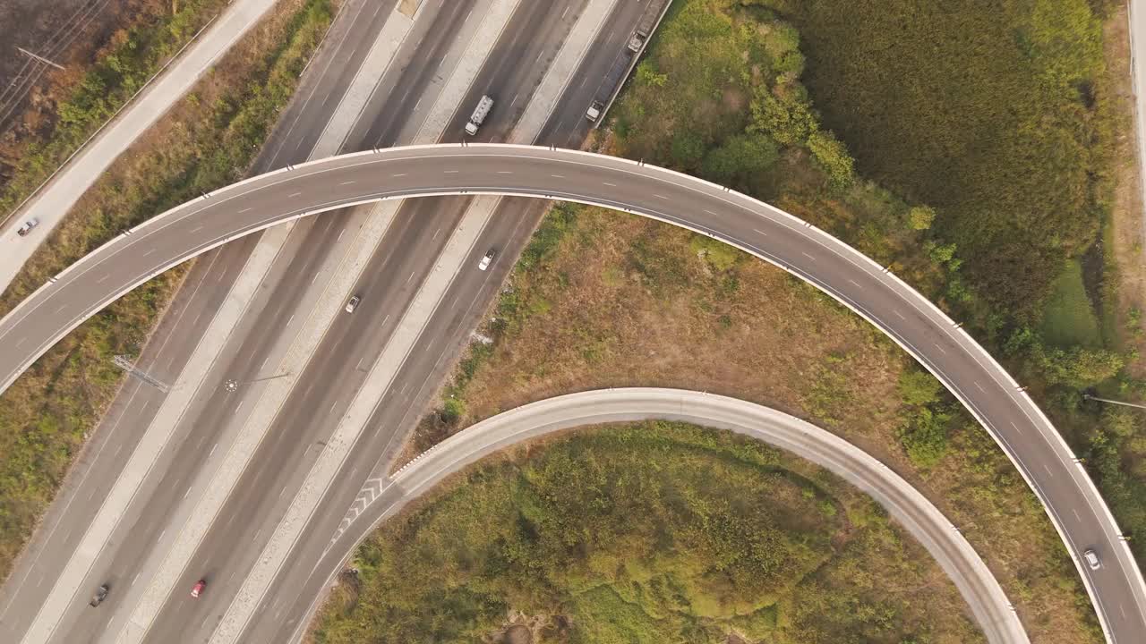 无人机拍摄的正在施工的桥梁和公路与交通在农村的地方视频素材