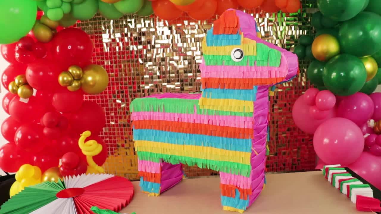 彩色墨西哥驴piñata。桌上工作室手工派对装饰。视频素材