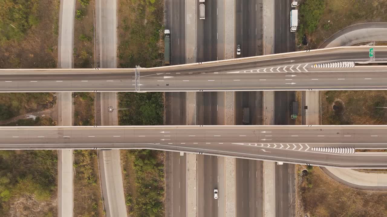 无人机拍摄的正在施工的桥梁和公路与交通在农村的地方视频素材