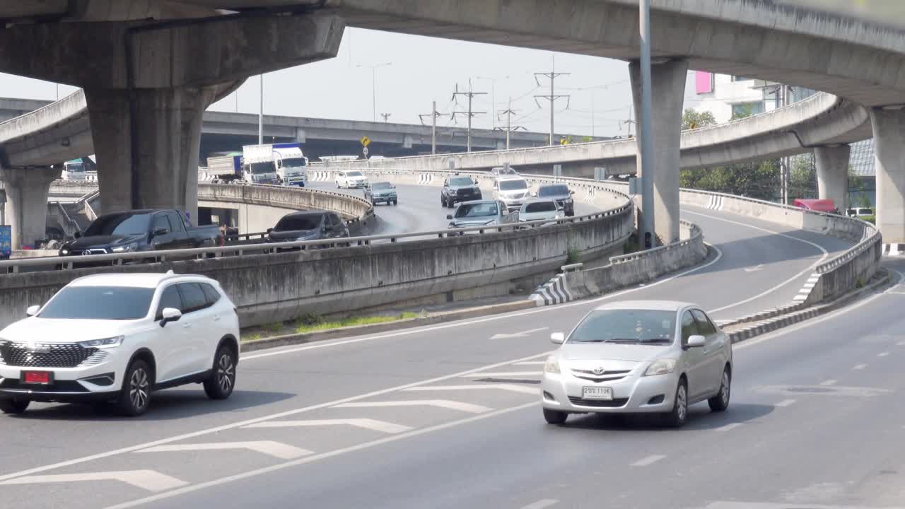 高速公路高峰时段的交通视频素材