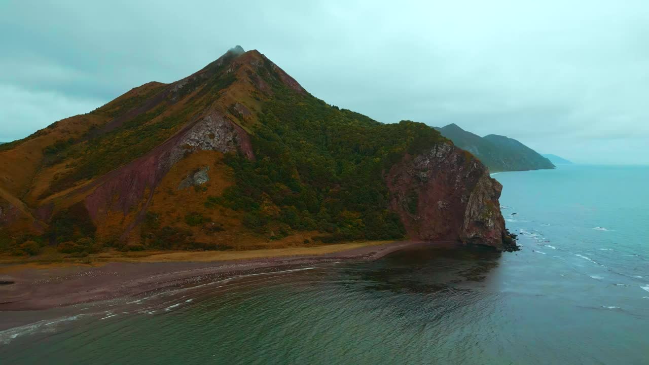 在阴天的山顶海岸的惊人景观的俯视图。夹。电影般的海岸景观和多岩石的绿色山脉。美丽的大海远离多山的北岛海岸视频素材