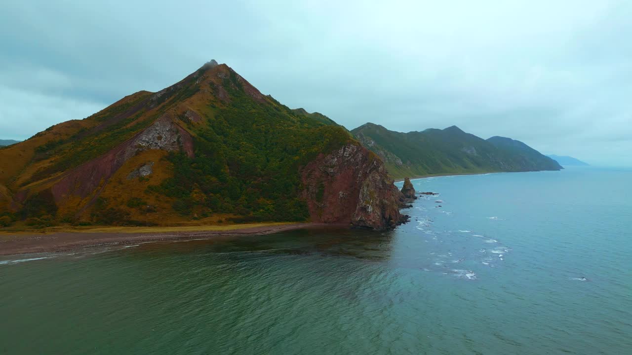 在多云的日子里，山的海岸和岩石的俯视图。夹。阴天的海、山、岛的美丽景观。迷人的北部海岸景观，有大海和岩石视频素材