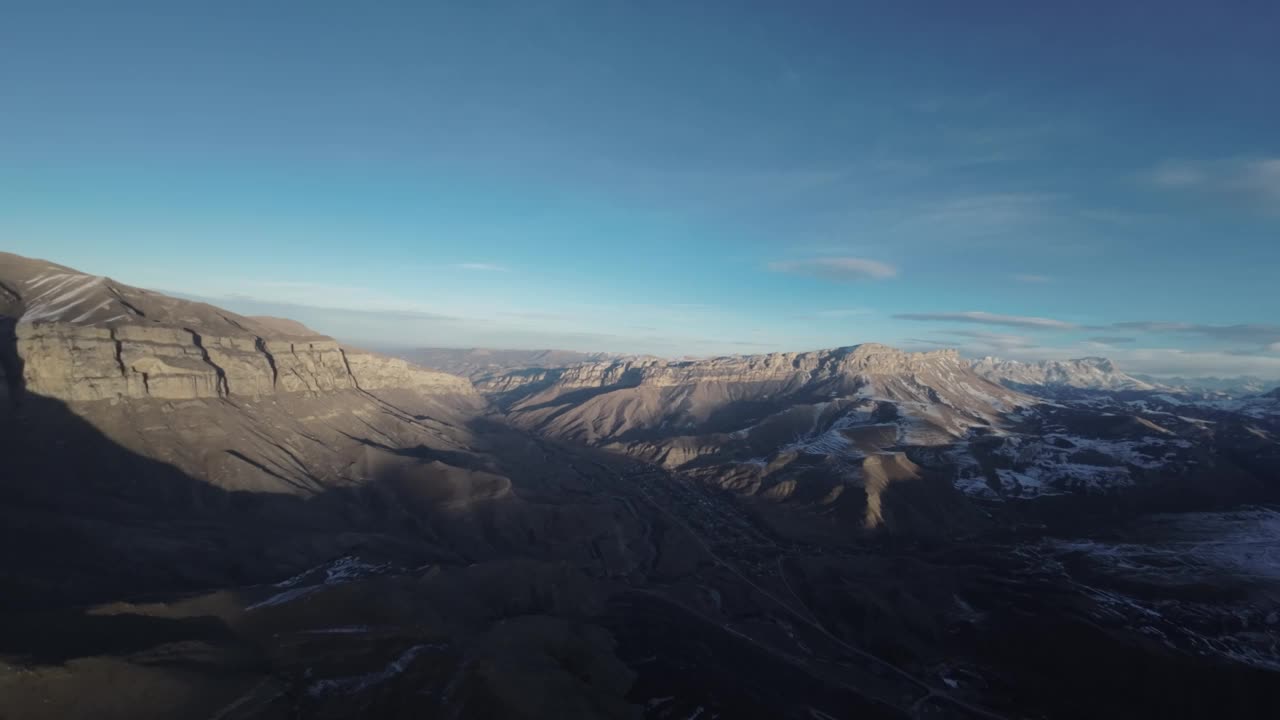 航空摄影山脉，未开垦的自然，全长全景视频从无人机视频素材