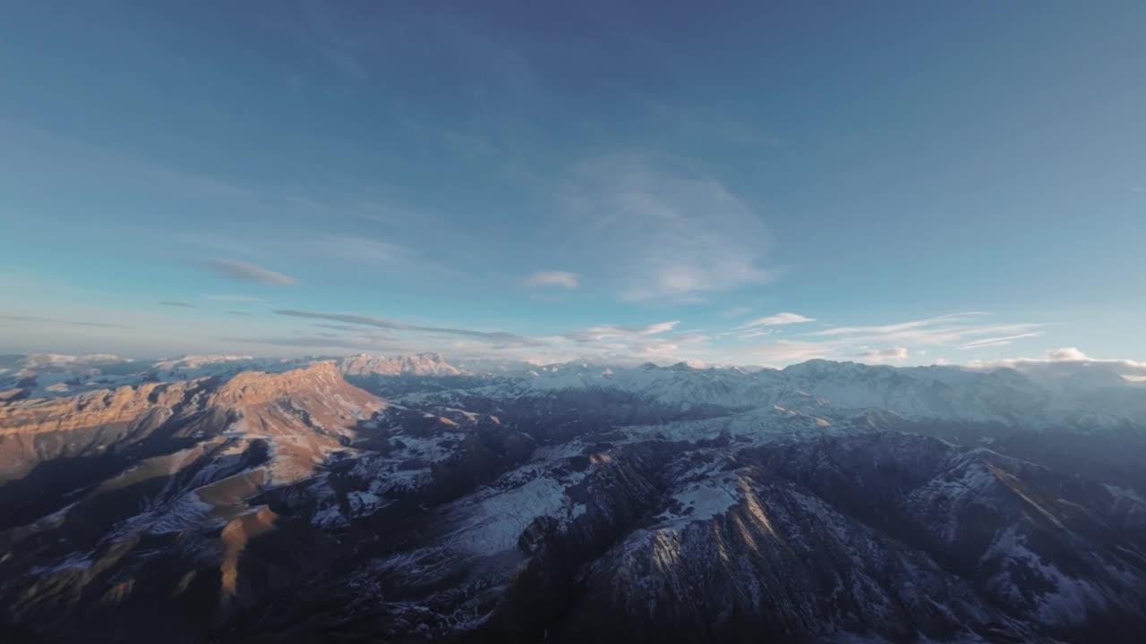 航空摄影山脉，未开垦的自然，全长全景视频从无人机视频素材