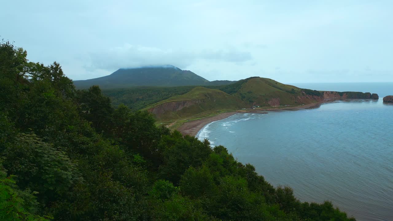 在阴天的山顶海岸的惊人景观的俯视图。夹。电影般的海岸景观和多岩石的绿色山脉。美丽的大海远离多山的北岛海岸视频素材