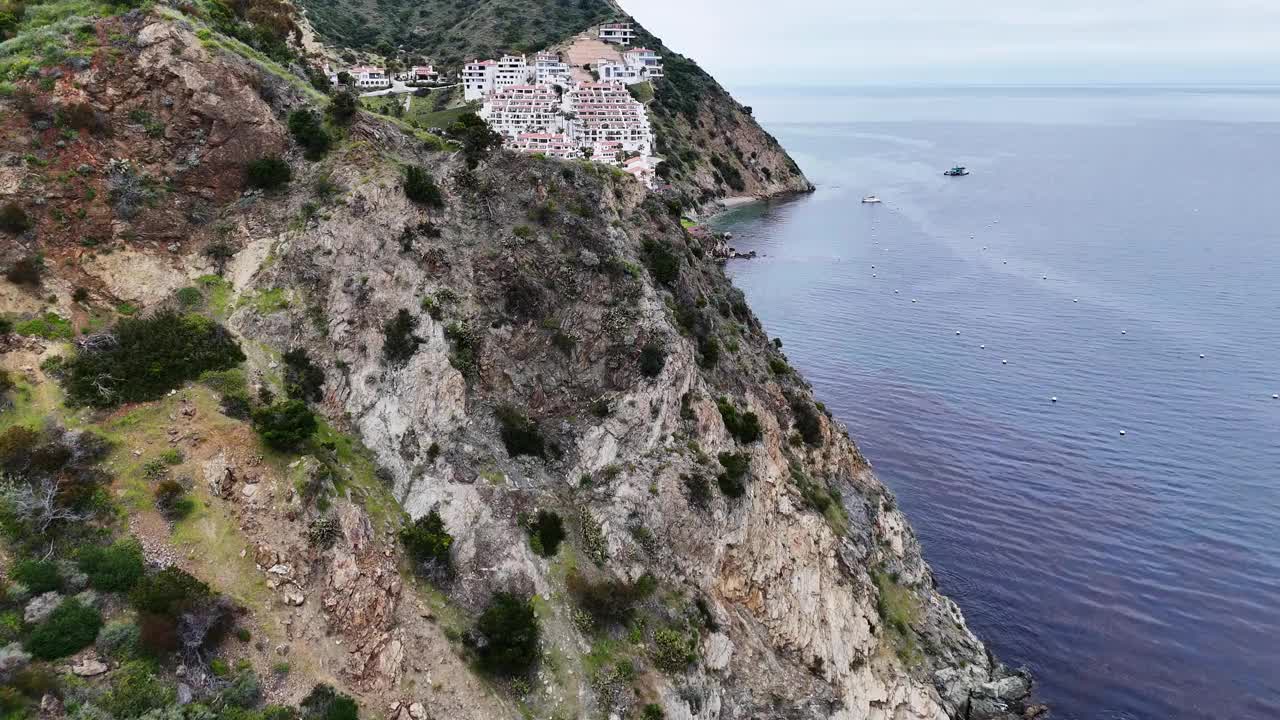 阿瓦隆在卡塔利娜岛与郁郁葱葱的景观和海洋，鸟瞰图视频素材