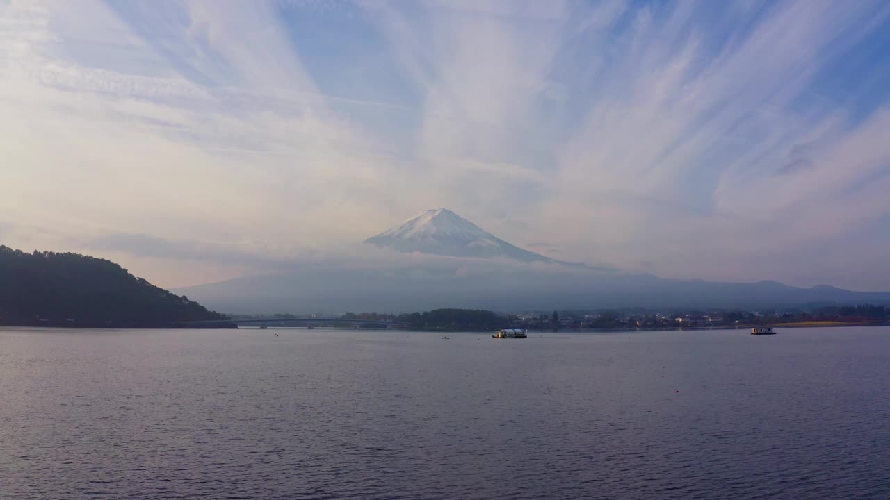 鸟瞰日本山梨县川口市川口湖的晨景，背景是富士山。视频下载