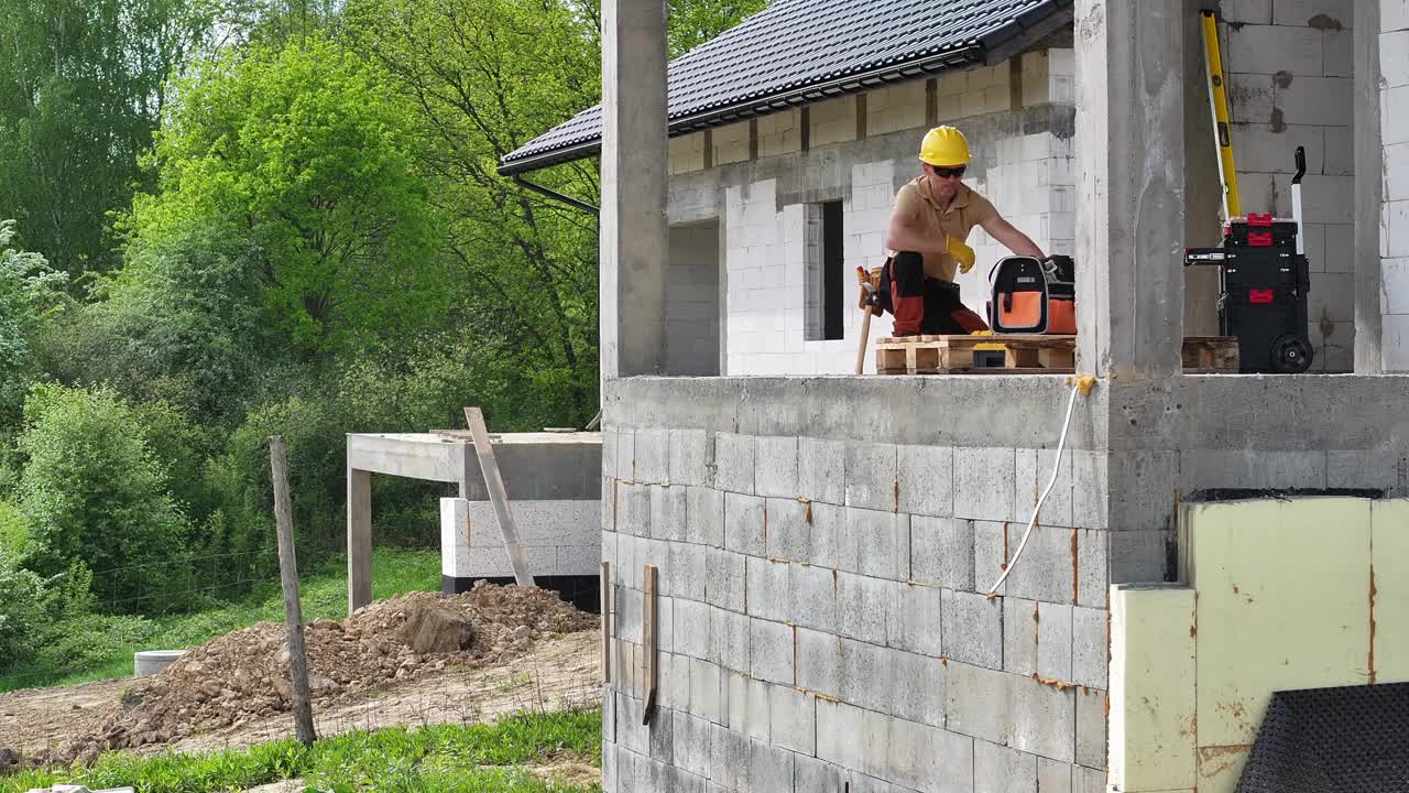 建筑工人在房子旁边工作视频素材