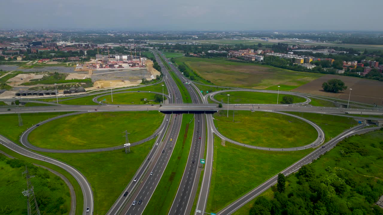 在城外高速公路上行驶的汽车，俯视图。意大利伦巴蒂大区,视频素材