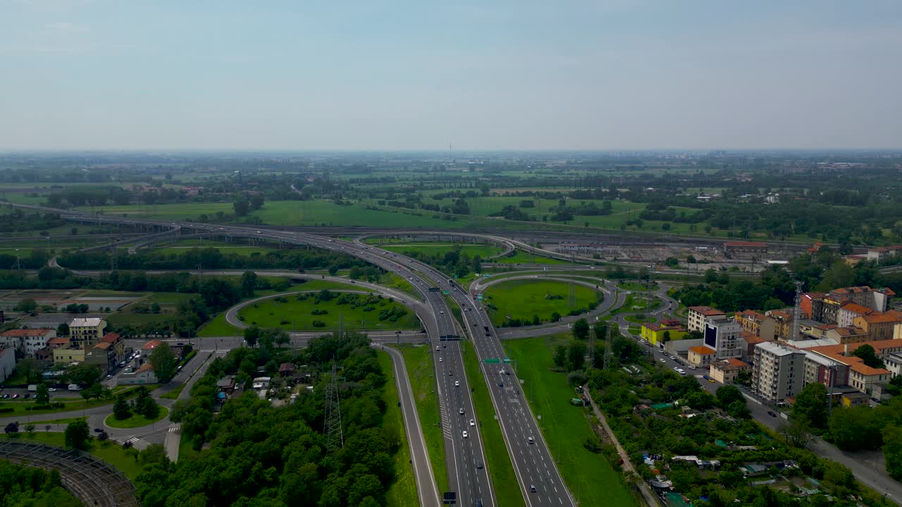 在城外高速公路上行驶的汽车，俯视图。圣多纳托米兰人，意大利视频素材