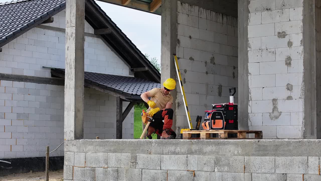 在混凝土墙上工作的建筑工人视频素材