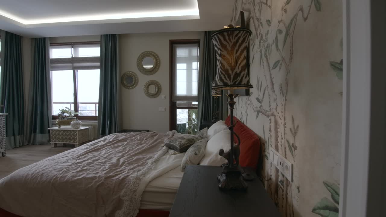公寓内美丽宽敞的卧室。有创造力。舒适舒适的房间细节，墙上的树枝画。视频素材