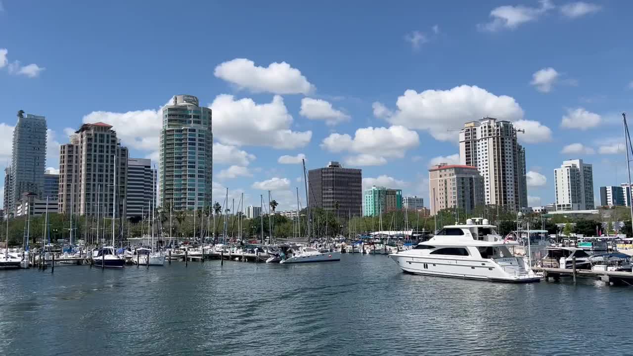 停泊在圣皮特码头的船只与城市天际线和蓝天的背景在佛罗里达州，美国视频素材