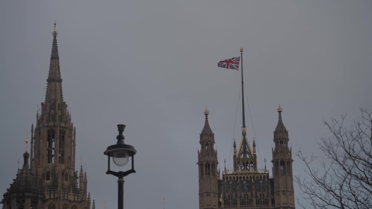 飘扬在英国伦敦威斯敏斯特宫上空的英国国旗。视频下载