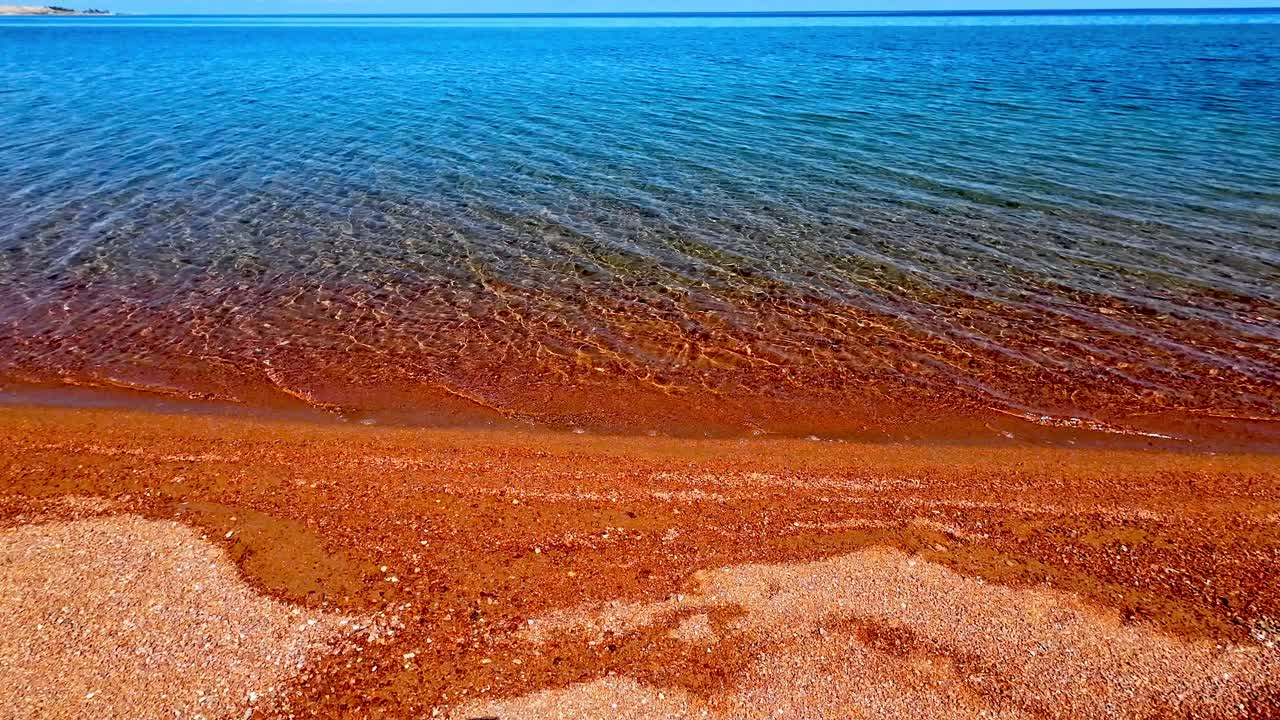 伊塞克湖的波浪。金色海岸线视频素材