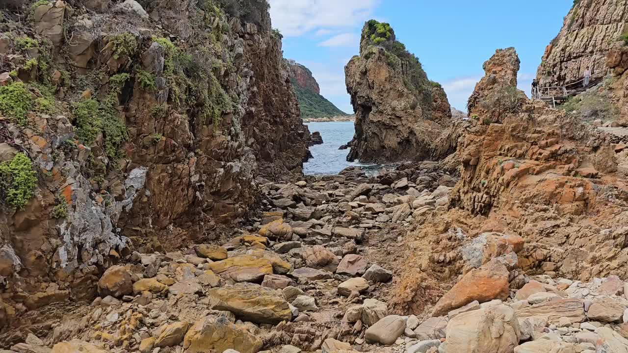 探索有岩石和悬崖的岩石海岸线视频素材