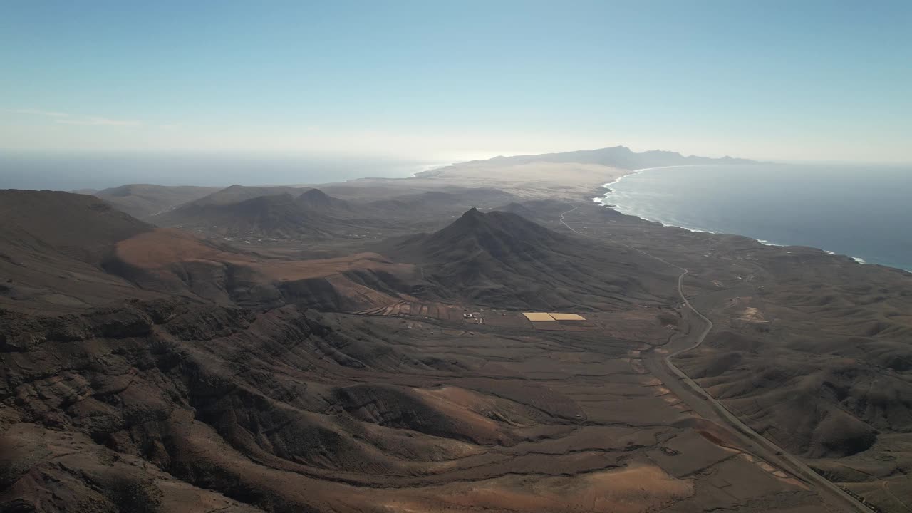 雄伟的山峰和蔚蓝的海浪:空中探索富埃特文图拉山和海洋视频素材