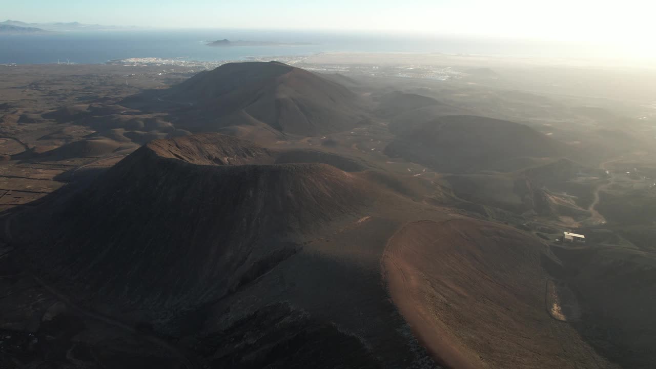 雄伟的山峰:富埃特文图拉山脉和海洋的空中舞蹈。视频素材