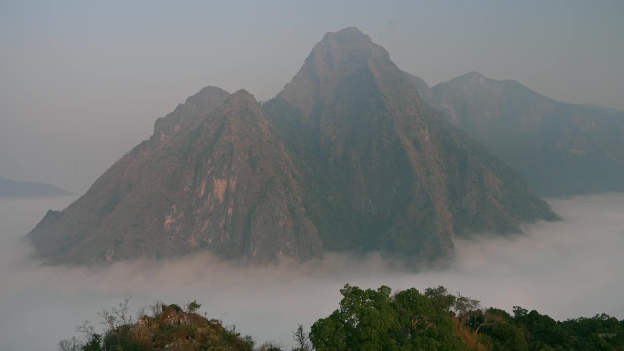 雾气覆盖老挝山脉的风景视频素材