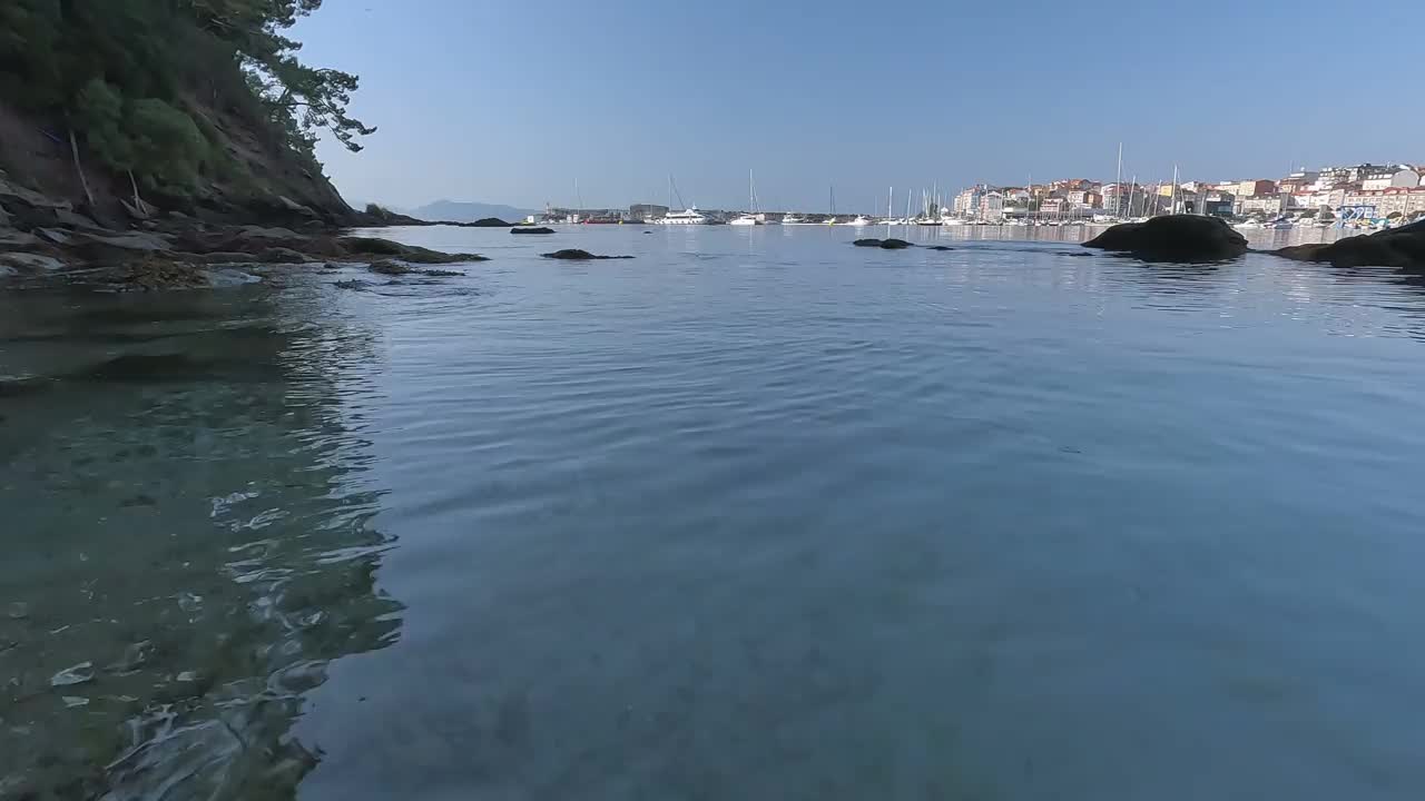 海滩上的日出，阳光照亮了房屋视频下载