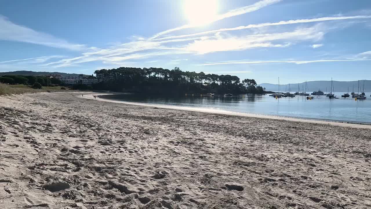 海滩上的日出与度假小镇的灿烂阳光视频下载