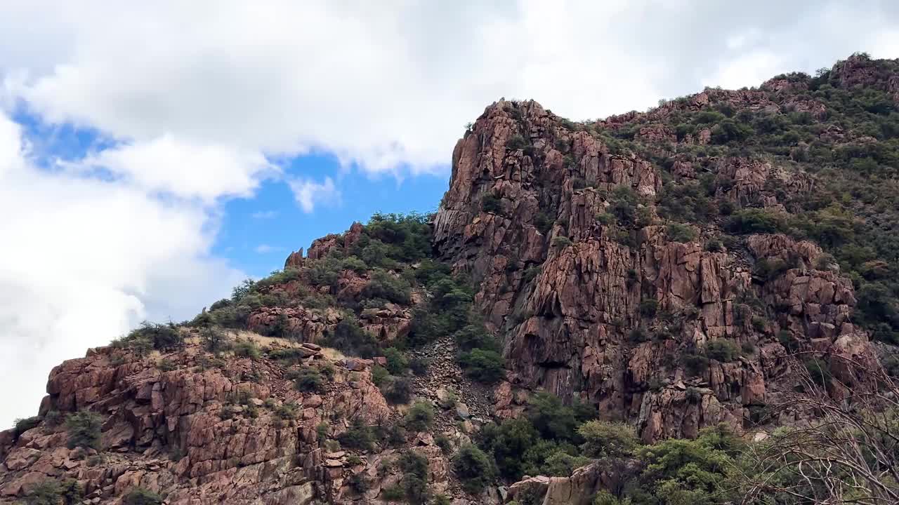 杰罗姆崎岖的山峰在多云的天空视频素材