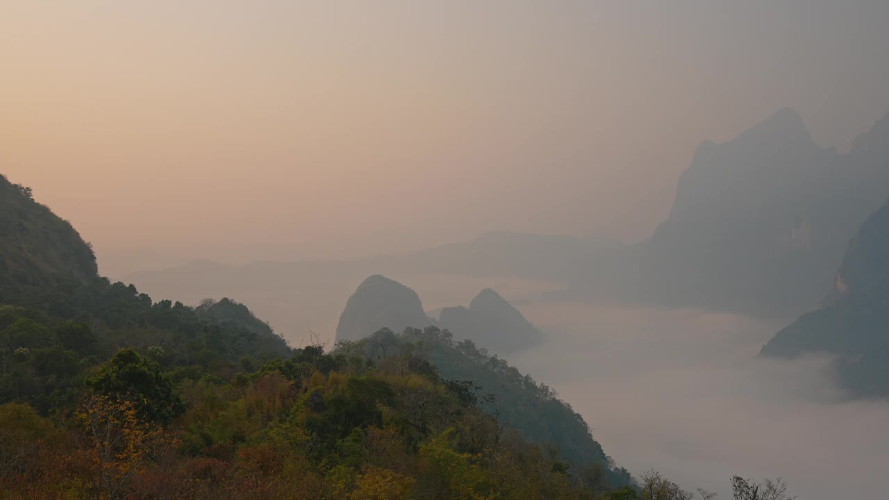 雾气覆盖老挝山脉的风景视频素材