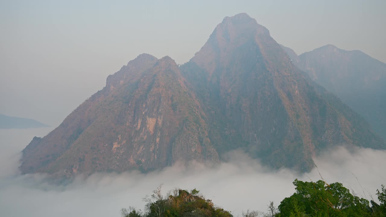 雾气覆盖老挝山脉的风景视频素材