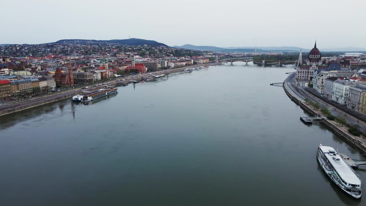 布达佩斯多瑙河沿岸的城市景观视频素材