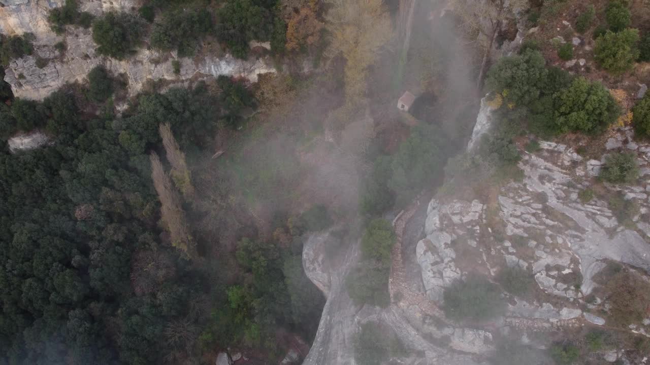 雾蒙蒙的悬崖和森林在索纳，巴塞罗那，铸造一个神秘的气氛，鸟瞰视频素材