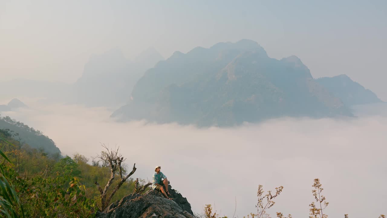 雾气覆盖老挝山脉的风景视频素材