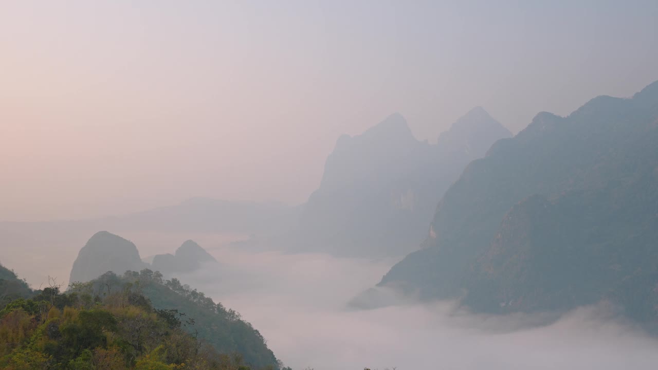 雾气覆盖老挝山脉的风景视频素材