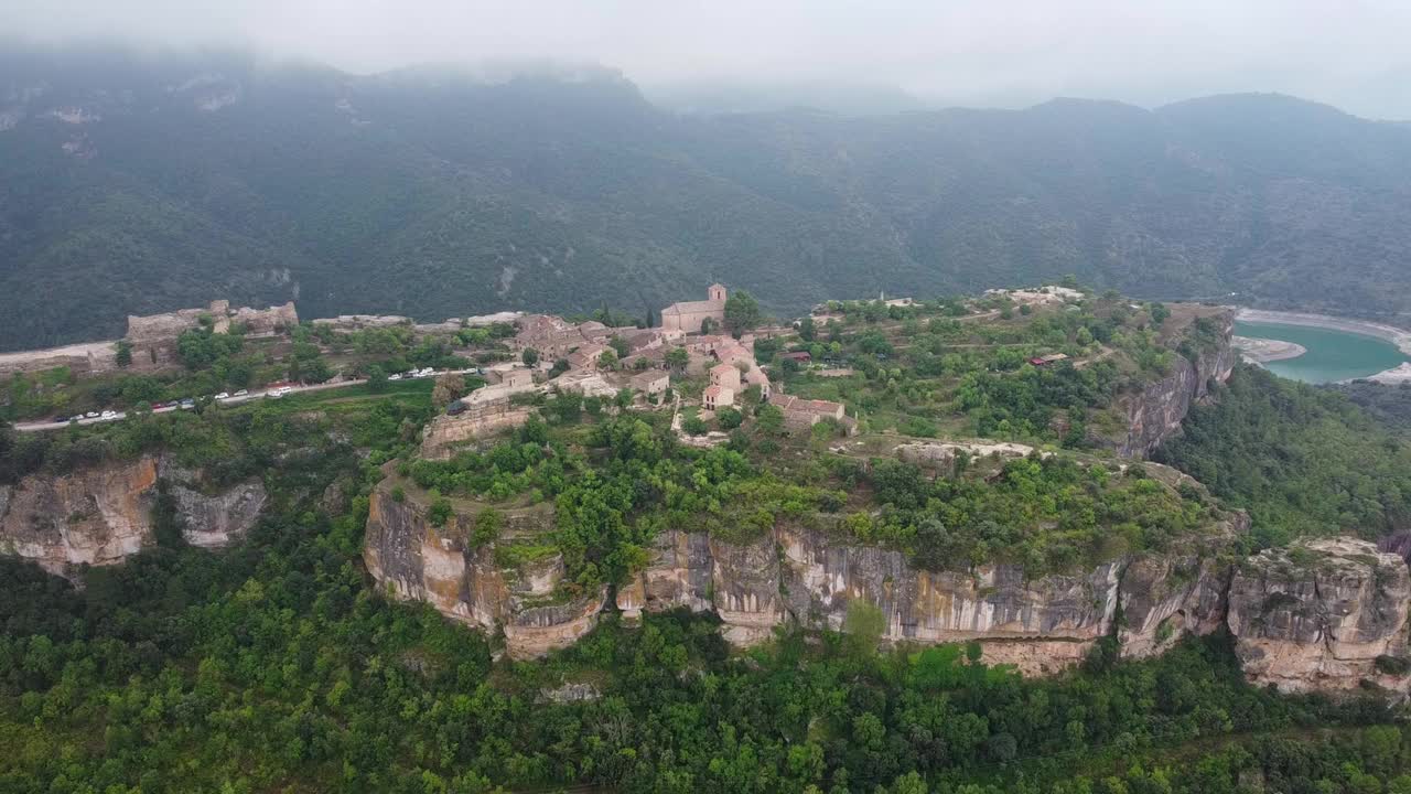 Siurana，坐落在塔拉戈纳悬崖上的一个历史悠久的村庄，周围郁郁葱葱，鸟瞰图视频素材