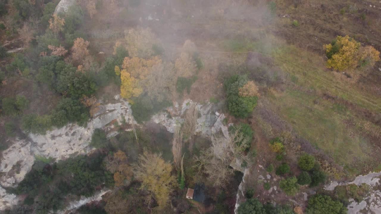 鸟瞰图:奥索纳的秋天雾蒙蒙的风景，展示了五颜六色的树木和岩石地形视频素材