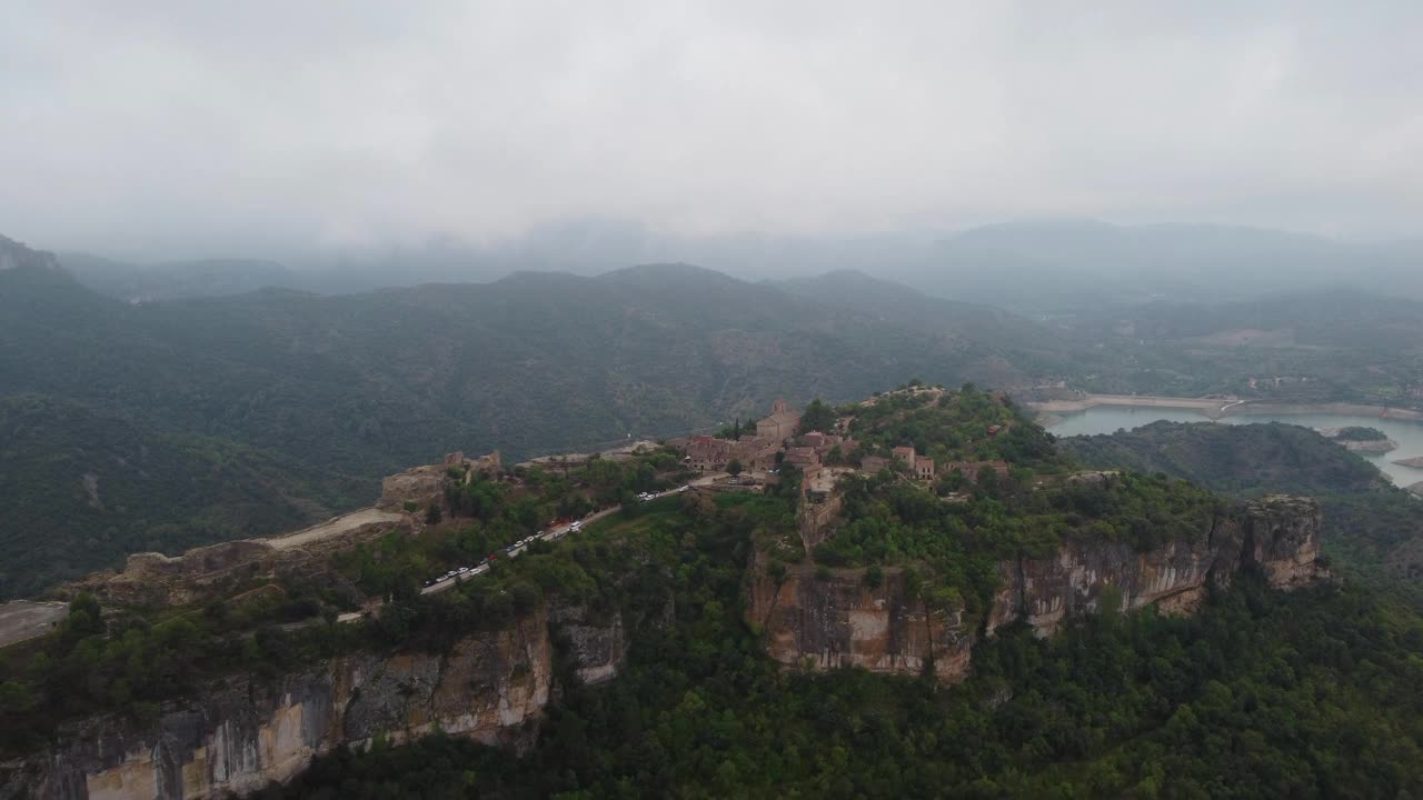 Siurana，塔拉戈纳悬崖上的一个历史悠久的村庄，背景是雾蒙蒙的山脉，鸟瞰图视频素材