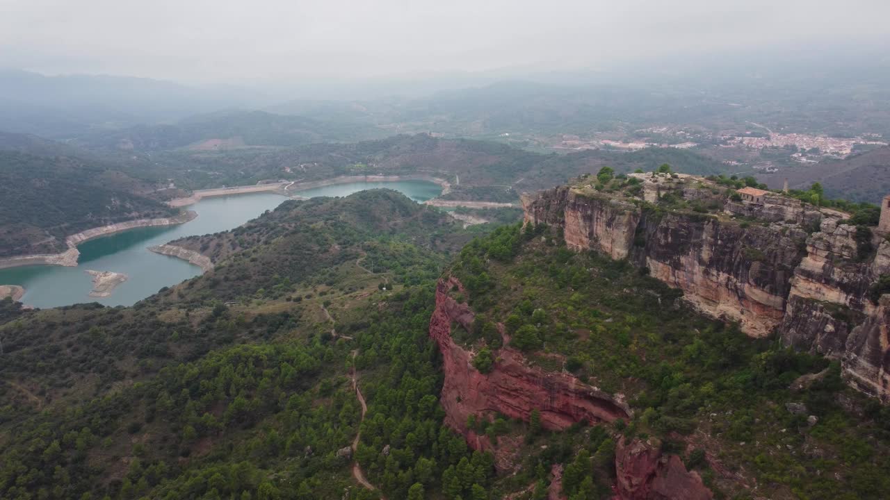 苏拉纳镇和河在塔拉戈纳与周围郁郁葱葱的景观和悬崖，鸟瞰图视频素材