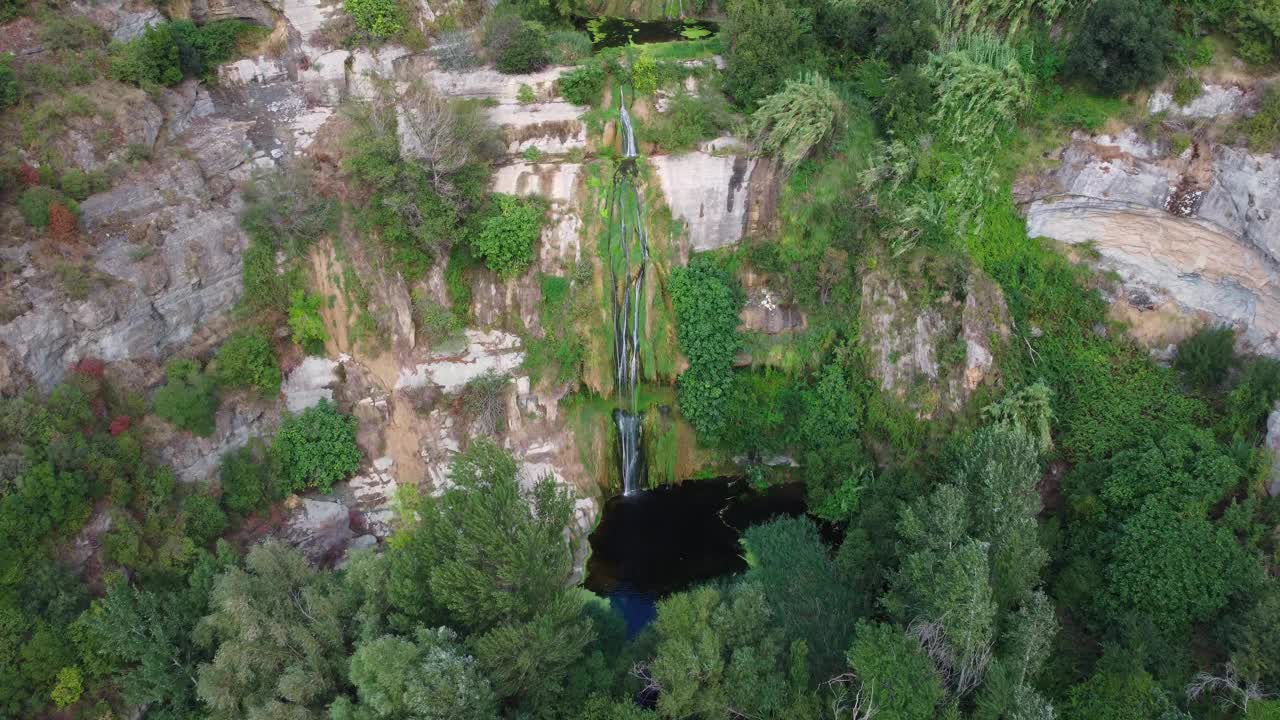 圣米格尔del fai与郁郁葱葱的绿色植物和瀑布在巴塞罗那，鸟瞰图视频素材