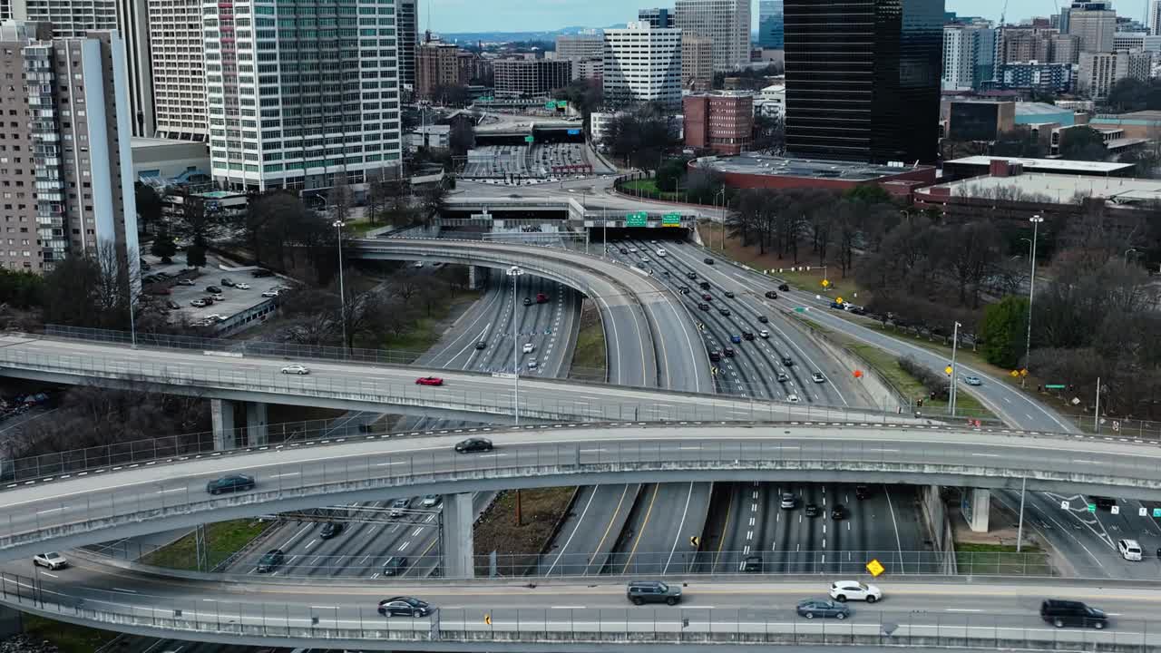 在亚特兰大，乔治亚州的大交叉桥梁和道路上的空中超长交通视频素材