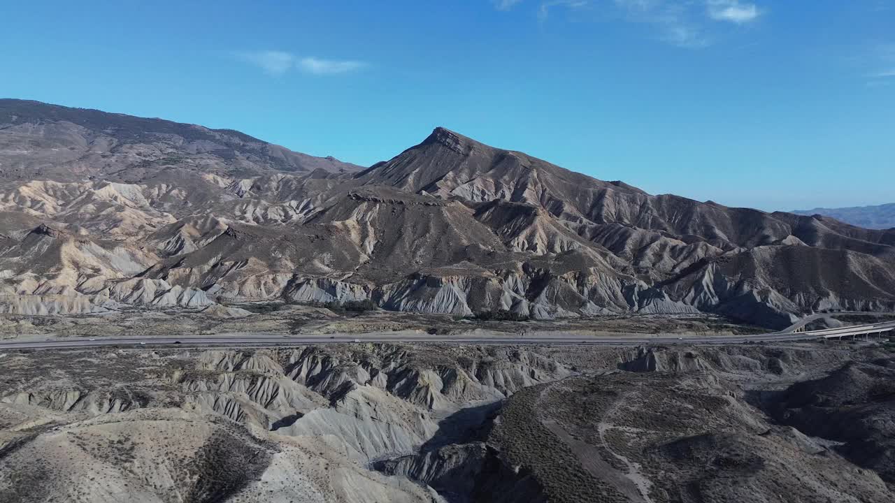 阿尔梅里亚的塔伯纳斯沙漠荒地公路视频素材