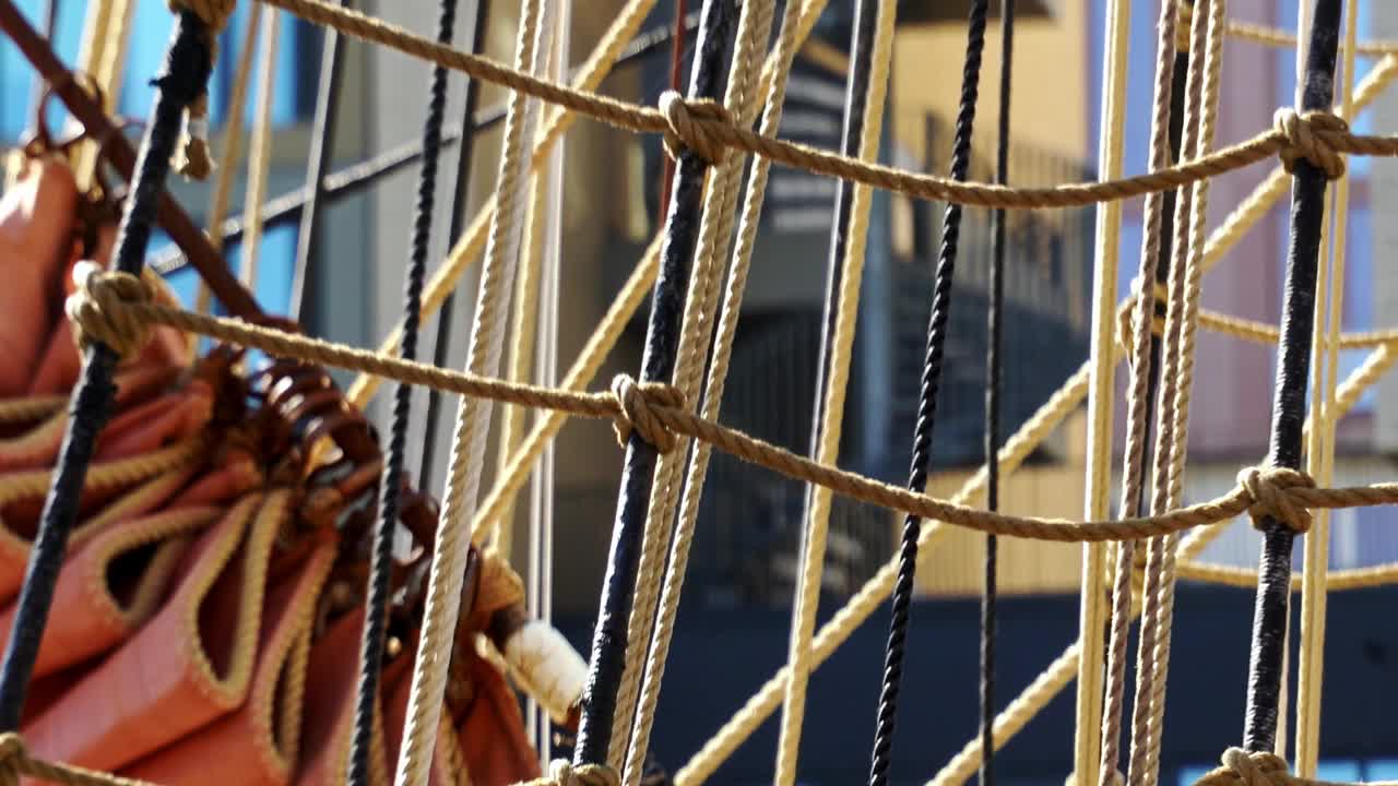 一艘历史悠久的帆船上精美索具的静物画视频下载