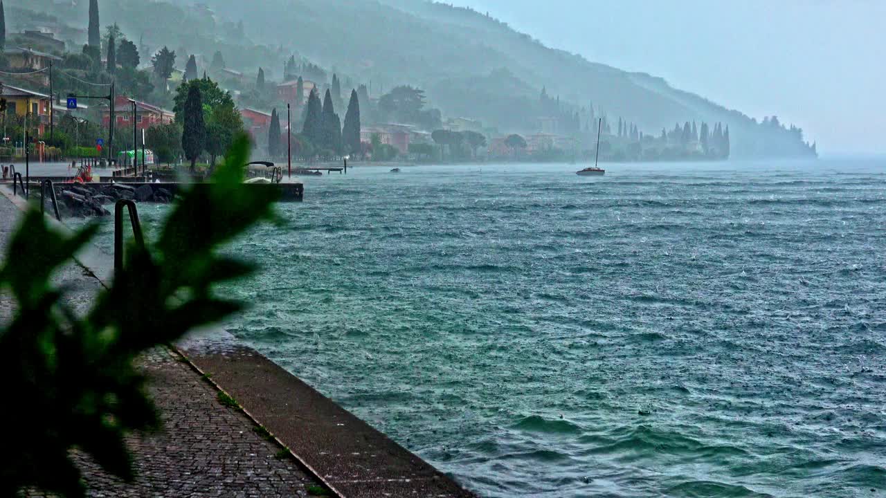 意大利加尔达湖在天气变化后的倾盆大雨中视频下载
