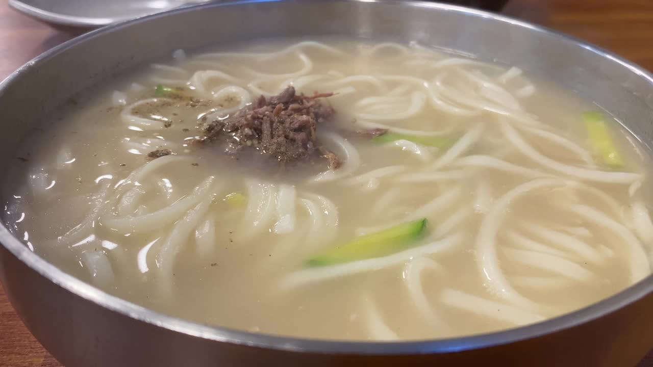 韩国，首尔，餐馆，食物，配菜，面条或烤肉视频素材