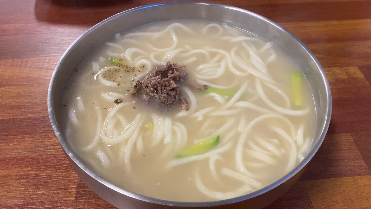 韩国，首尔，餐馆，食物，配菜，面条或烤肉视频下载