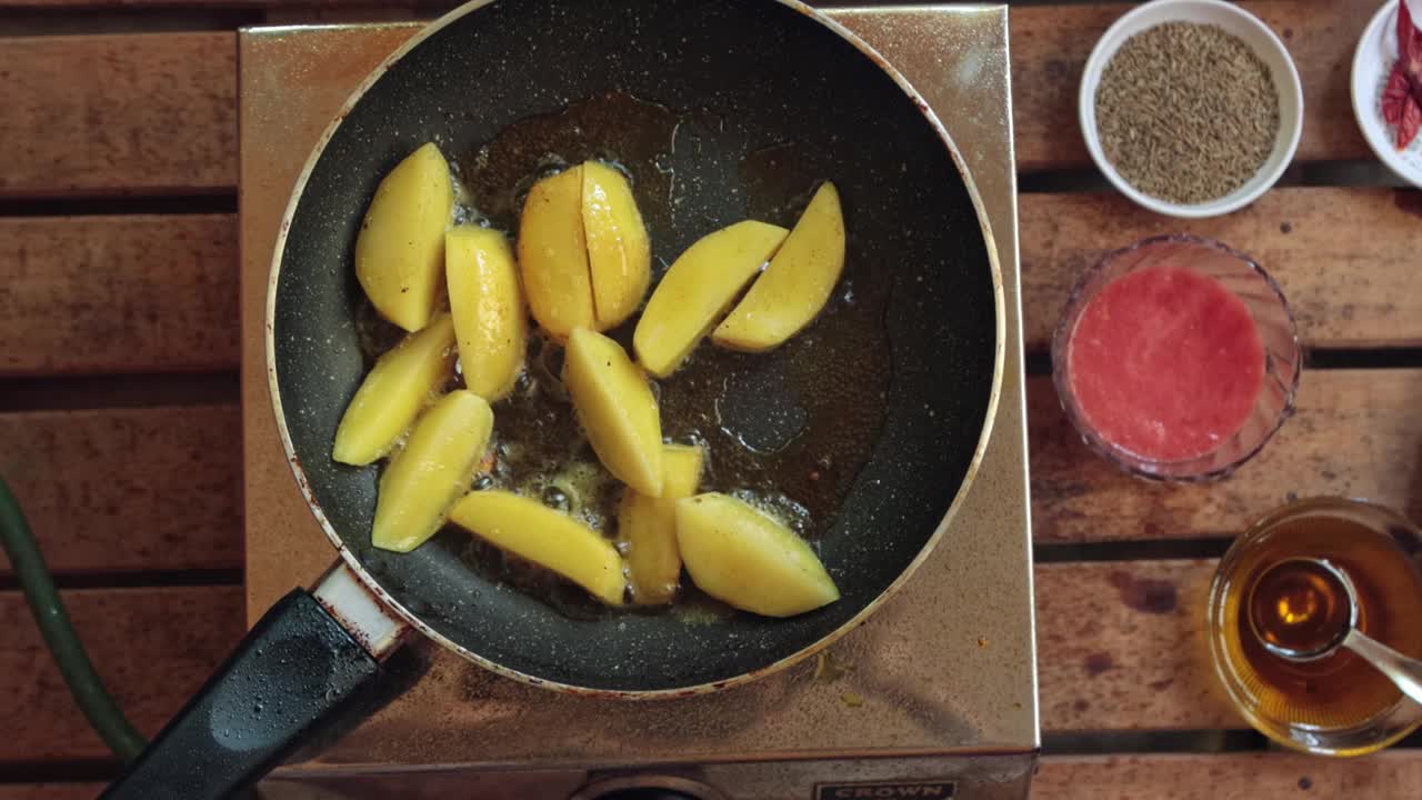 土豆片在芥末油里煎着视频下载