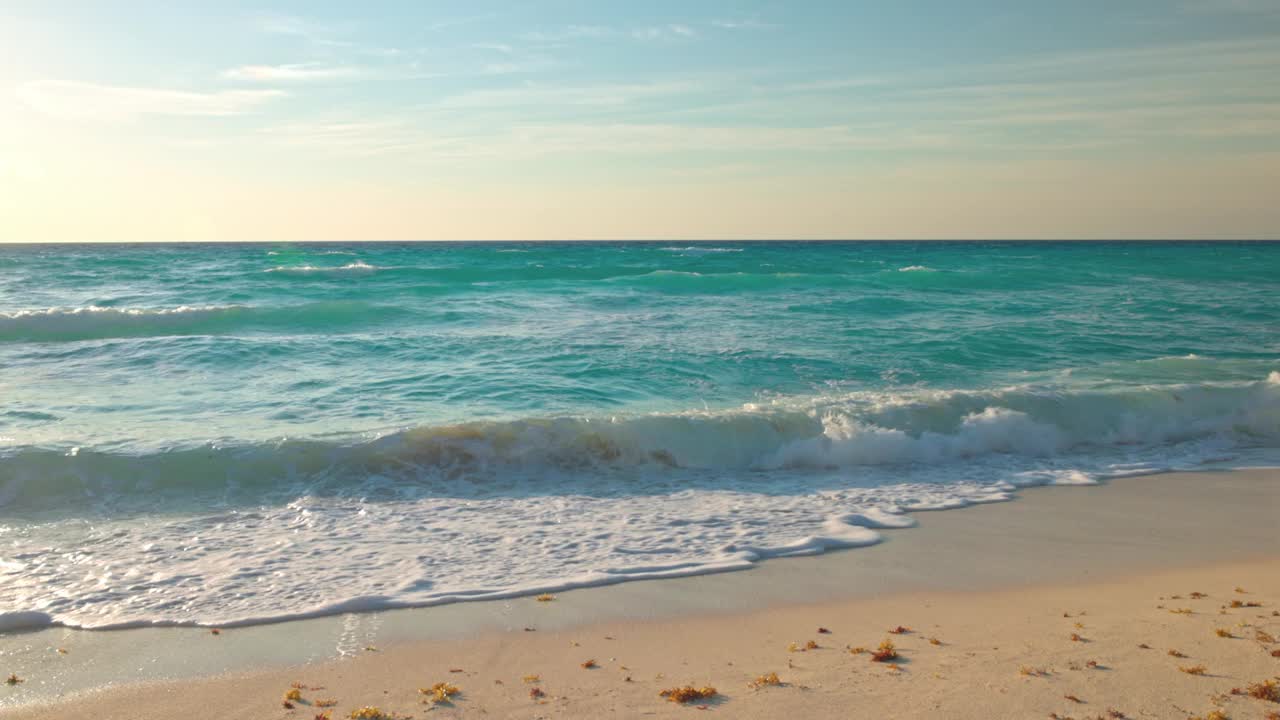 强大的加勒比海海浪翻滚到墨西哥沙滩上的壮丽景色。视频素材